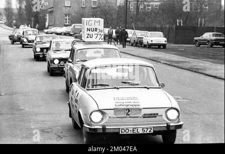 Am 13. Februar 1975 setzte die Gewerkschaft IG Metall eine Autokolonne ein, um ihre Forderungen nach höheren Löhnen, Mitbestimmung, Gleichberechtigung für Frauen und Reformen voranzutreiben Stockfoto