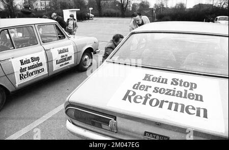 Am 13. Februar 1975 setzte die Gewerkschaft IG Metall eine Autokolonne ein, um ihre Forderungen nach höheren Löhnen, Mitbestimmung, Gleichberechtigung für Frauen und Reformen voranzutreiben Stockfoto