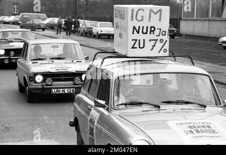 Am 13. Februar 1975 setzte die Gewerkschaft IG Metall eine Autokolonne ein, um ihre Forderungen nach höheren Löhnen, Mitbestimmung, Gleichberechtigung für Frauen und Reformen voranzutreiben Stockfoto