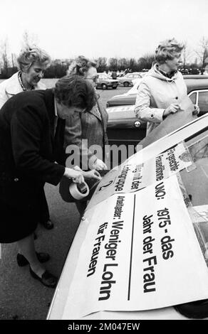 Am 13. Februar 1975 setzte die Gewerkschaft IG Metall eine Autokolonne ein, um ihre Forderungen nach höheren Löhnen, Mitbestimmung, Gleichberechtigung für Frauen und Reformen voranzutreiben Stockfoto