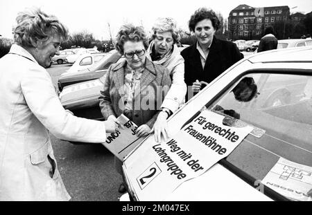 Am 13. Februar 1975 setzte die Gewerkschaft IG Metall eine Autokolonne ein, um ihre Forderungen nach höheren Löhnen, Mitbestimmung, Gleichberechtigung für Frauen und Reformen voranzutreiben Stockfoto