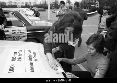 Am 13. Februar 1975 setzte die Gewerkschaft IG Metall eine Autokolonne ein, um ihre Forderungen nach höheren Löhnen, Mitbestimmung, Gleichberechtigung für Frauen und Reformen voranzutreiben Stockfoto