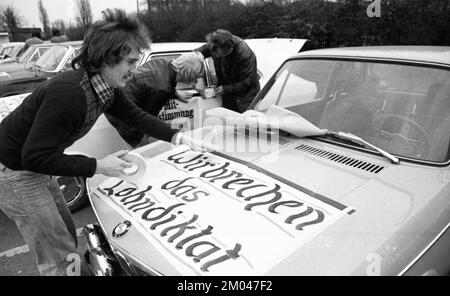 Am 13. Februar 1975 setzte die Gewerkschaft IG Metall eine Autokolonne ein, um ihre Forderungen nach höheren Löhnen, Mitbestimmung, Gleichberechtigung für Frauen und Reformen voranzutreiben Stockfoto