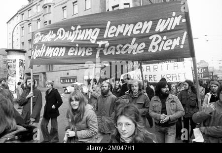 Auf Ersuchen des Deutschen Gewerkschaftsbunds (DGB) haben sich am 08,11 Tausende von Menschen für Mitbestimmung und gegen Arbeitslosigkeit eingesetzt Stockfoto