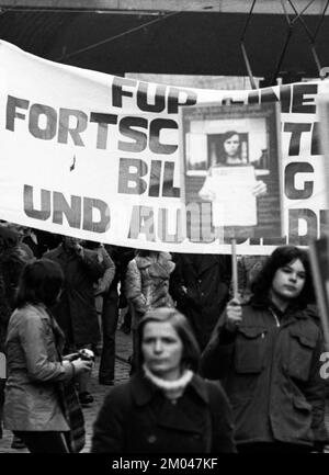 Der sozialistische Studentenkongress des SDAJ wurde am 1,3.1975 von einer Demonstration für demokratische Bildung durch das Stadtzentrum von Bremen begleitet. Stockfoto