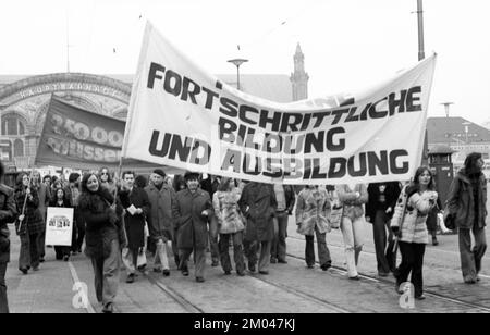 Der sozialistische Studentenkongress des SDAJ wurde am 1,3.1975 von einer Demonstration für demokratische Bildung durch das Stadtzentrum von Bremen begleitet. Stockfoto