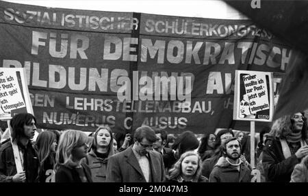 Der sozialistische Studentenkongress des SDAJ wurde am 1,3.1975 von einer Demonstration für demokratische Bildung durch das Stadtzentrum von Bremen begleitet. Stockfoto