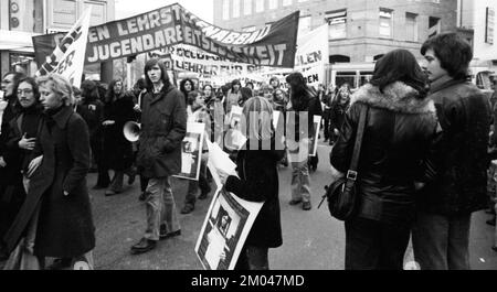 Der sozialistische Studentenkongress des SDAJ wurde am 1,3.1975 von einer Demonstration für demokratische Bildung durch das Stadtzentrum von Bremen begleitet. Stockfoto