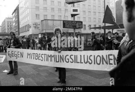 Der sozialistische Studentenkongress des SDAJ wurde am 1,3.1975, links, von einer Demonstration für demokratische Bildung durch das Zentrum von Bremen begleitet Stockfoto