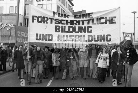 Der sozialistische Studentenkongress des SDAJ wurde am 1,3.1975 von einer Demonstration für demokratische Bildung durch das Stadtzentrum von Bremen begleitet. Stockfoto