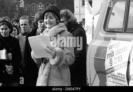 Mehrere hundert Frauen und ein paar Männer haben sich am 15.2.1975 in Bonn gegen Absatz 218 und für eine Terminlösung mit Aktionen am Muensterplatz, diskussio, entschieden Stockfoto
