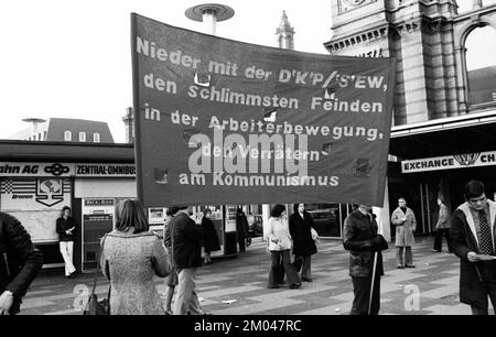 Der sozialistische Studentenkongress des SDAJ wurde am 1,3.1975, links, von einer Demonstration für demokratische Bildung durch das Zentrum von Bremen begleitet Stockfoto