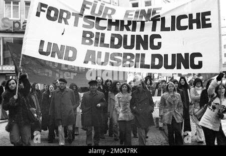 Der sozialistische Studentenkongress des SDAJ wurde am 1,3.1975 von einer Demonstration für demokratische Bildung durch das Stadtzentrum von Bremen begleitet. Stockfoto