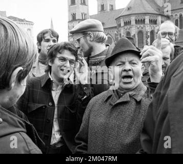 Mehrere hundert Frauen und ein paar Männer sind am 15.2.1975 in Bonn gegen Absatz 218 aufgetaucht, und für eine zeitliche Lösung mit Aktionen auf dem Münsterplatz, diskutieren Sie Stockfoto