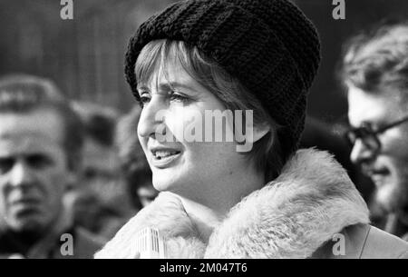 Mehrere hundert Frauen und ein paar Männer haben sich am 15.2.1975 in Bonn gegen Absatz 218 und für eine Terminlösung mit Aktionen am Muensterplatz, diskussio, entschieden Stockfoto