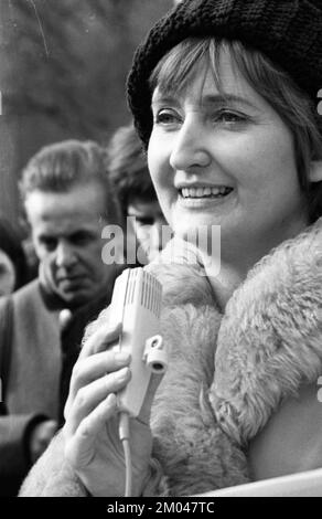 Mehrere hundert Frauen und ein paar Männer haben sich am 15.2.1975 in Bonn gegen Absatz 218 und für eine Terminlösung mit Aktionen am Muensterplatz, diskussio, entschieden Stockfoto