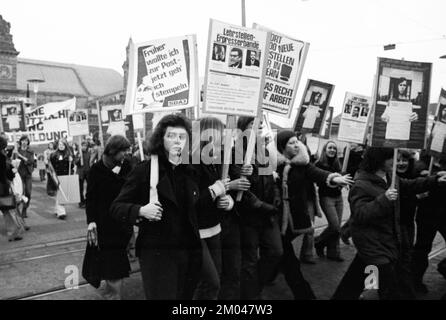 Der sozialistische Studentenkongress des SDAJ wurde am 1,3.1975 von einer Demonstration für demokratische Bildung durch das Stadtzentrum von Bremen begleitet. Stockfoto