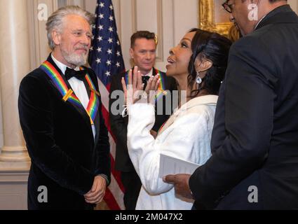 Adam Clayton, Left und Gladys Knight, Right, zwei, wenn die Empfänger der 45. Annual Kennedy Center Honors sich unterhalten, nachdem sie für ein Gruppenfoto posiert haben, nachdem sie am Samstag, den 3. Dezember 2022, im US Department of State in Washington, D.C. nach dem Artists Dinner im US Department of State gesessen haben. Die 2022 Preisträger sind: Schauspieler und Filmemacher George Clooney; zeitgenössischer Christensänger und Pop-Sänger und Songwriter Amy Grant; legendärer Sänger von Soul, Gospel, R&B und Pop Gladys Knight; in Kuba geborene amerikanische Komponistin, Dirigentin und Pädagogin Tania León; Und die ikonische irische Rockband U2, bestehend aus den Bandmitgliedern Bono, The Edge, Adam Clayton und Larr Stockfoto
