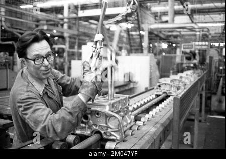 Produktion von Motoren, Achsen und anderen Fahrzeugteilen im Werk Opel in Bochum, Deutschland, 08.07.1975, Europa Stockfoto