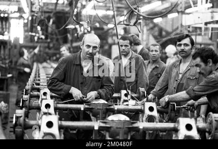 Produktion von Motoren, Achsen und anderen Fahrzeugteilen im Werk Opel in Bochum, Deutschland, 08.07.1975, Europa Stockfoto