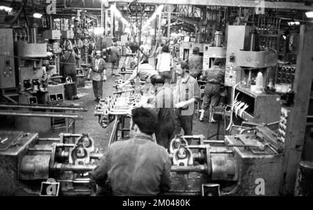 Produktion von Motoren, Achsen und anderen Fahrzeugteilen im Werk Opel in Bochum, Deutschland, 08.07.1975, Europa Stockfoto