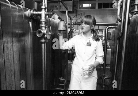 Die Arbeit der Molkerei Westmilch bei der Butterherstellung am 28.05.1980 in ihrem ford-Extertal, DEU, Deutschland, Herford, Europa Stockfoto