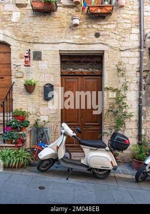 Vespa-Roller in den Straßen der Altstadt von Assisi, Umbrien, Italien, Europa Stockfoto