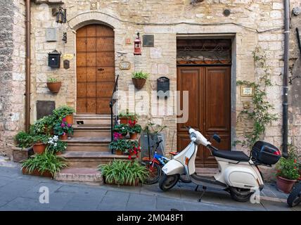 Vespa-Roller in den Straßen der Altstadt von Assisi, Umbrien, Italien, Europa Stockfoto