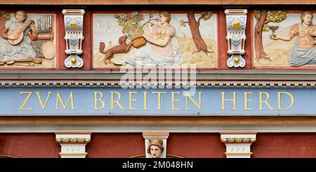 Prächtige Fassadendekoration am Haus zum Breiten, Renaissance-Stadthaus, Fischmarkt, Erfurt, Thüringen, Deutschland, Europa Stockfoto