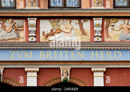 Prächtige Fassadendekoration am Haus zum Breiten, Renaissance-Stadthaus, Fischmarkt, Erfurt, Thüringen, Deutschland, Europa Stockfoto