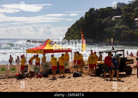 Surf Rescue Patrol, Freiwillige Rettungsschwimmer Surf Rescue Team vom Palm Beach Surf Club Patrol Palm Beach an einem Sommertag, Sydney, NSW, Australien Stockfoto