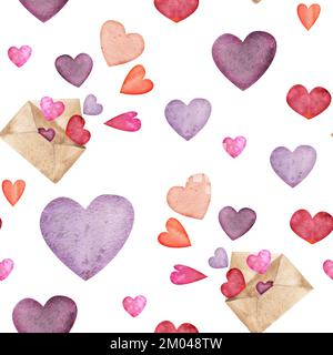 Wasserfarbenes, handgezeichnetes Nahtloses Muster aus roten und violetten Herzen, Umschläge zum Valentinstag. Isoliert auf weißem Hintergrund. Design für Papier, Liebes Stockfoto