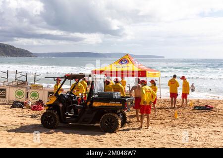 Surf Rescue Patrol, Freiwillige Rettungsschwimmer Surf Rescue Team vom Palm Beach Surf Club Patrol Palm Beach an einem Sommertag, Sydney, NSW, Australien Stockfoto