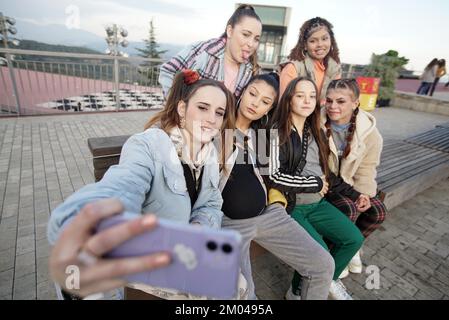 CLAUDIA DALMAU, CARLA QUILEZ, SHEILA BAÑOS, CLAUDIA MEDINA, JAMILA BENGHARDA UND ESTEL COLLADO IN LA MATERNAL (2022) UNTER DER LEITUNG VON PILAR PALOMERO. Kredit: Inicia Films / RTVE / TV3 / Album Stockfoto