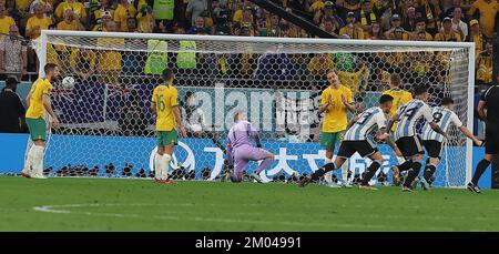 Katar, Doha. 03.. Dezember 2022. Fußballweltmeisterschaft 2022: Argentinien gegen Australien Messi hat zwei Tore geschossen. Messi feiert sein zweites Tor. 1. Ziel von Messi Credit: Seshadri SUKUMAR/Alamy Live News Stockfoto