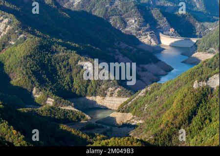 Panoramic aerial view of the Ridracoli lake and dam, Bagno di Romagna, Italy Stockfoto