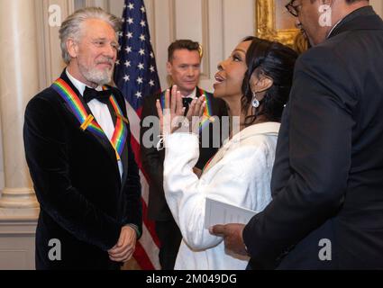 Adam Clayton, Left und Gladys Knight, Right, zwei, wenn die Empfänger der 45. Annual Kennedy Center Honors sich unterhalten, nachdem sie für ein Gruppenfoto posiert haben, nachdem sie am Samstag, den 3. Dezember 2022, im US Department of State in Washington, DC das Artists Dinner besucht haben. Die 2022 Preisträger sind: Schauspieler und Filmemacher George Clooney; zeitgenössischer Christensänger und Pop-Sänger und Songwriter Amy Grant; legendärer Sänger von Soul, Gospel, R&B und Pop Gladys Knight; in Kuba geborene amerikanische Komponistin, Dirigentin und Pädagogin Tania León; Und die ikonische irische Rockband U2, bestehend aus den Bandmitgliedern Bono, The Edge, Adam Clayton und Larr Stockfoto