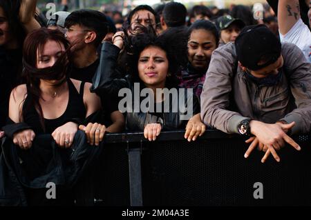 Bogota, Kolumbien. 03.. Dezember 2022. Konzertbesucher genießen die Musik am dritten Tag des Comebacks des Musikfestivals „Rock al Parque“, dem größten Rockfestival lateinamerikas und dem drittgrößten Rockfestival der Welt, in Bogota, Kolumbien, am 3. November 2022. (Foto von Sebastian Barros/NurPhoto)0 Kredit: NurPhoto/Alamy Live News Stockfoto