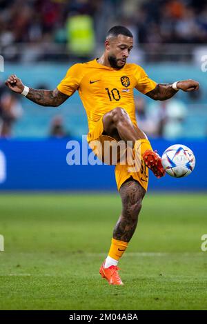 Al Rajjan, Katar. 03.. Dezember 2022. Fußball: Weltmeisterschaft, Niederlande - USA, Endrunde, Runde 16, Chalifa International Stadium, Niederlande Memphis Depay in Aktion. Kredit: Tom Weller/dpa/Alamy Live News Stockfoto