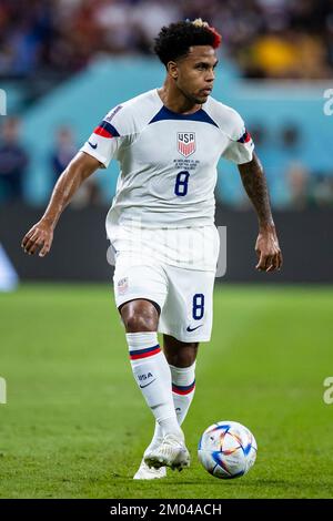 Al Rajjan, Katar. 03.. Dezember 2022. Fußball: Weltmeisterschaft, Niederlande - USA, Endrunde, Runde 16, Chalifa International Stadium, Weston McKennie aus den USA in Aktion. Kredit: Tom Weller/dpa/Alamy Live News Stockfoto