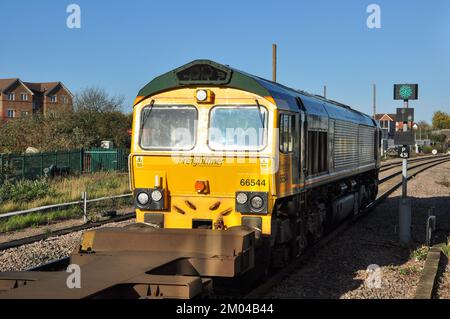 Freightliner-Diesellokomotive Nr. 66544 der Klasse 66 fährt nach Norden durch Peterborough, Cambridgeshire, England, Vereinigtes Königreich Stockfoto