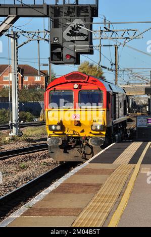 DB Liveried Klasse 66 Diesellokomotive Nr. 66175 transportiert eine Fracht in Richtung Süden durch Peterborough, Cambridgeshire, England, Großbritannien Stockfoto