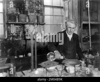 Thomas Alva Edison, 1847-1931, Brustbild, in chemischen Labors Stockfoto