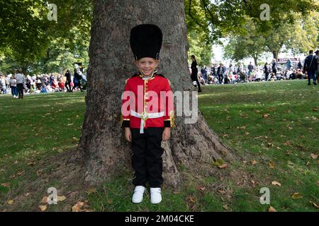 Windsor, Berkshire, Großbritannien. 19.. September 2022. Alife Fee im Alter von sechs Jahren trägt seine Soldatenuniform. Tausende von Trauern waren heute auf dem langen Spaziergang in Windsor, um zu sehen, wie das Beerdigungsinstitut Ihrer Majestät der Königin aus London im Fernsehen übertragen wurde. Eine gewaltige Polizeiaktion ist im Gange, da Windsor abgeriegelt ist. Die Trauerprozession der verstorbenen Königin Elizabeth II. Wird heute Nachmittag in Windsor eintreffen. Kredit: Maureen McLean/Alamy Stockfoto