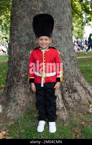 Windsor, Berkshire, Großbritannien. 19.. September 2022. Alife Fee im Alter von sechs Jahren trägt seine Soldatenuniform. Tausende von Trauern waren heute auf dem langen Spaziergang in Windsor, um zu sehen, wie das Beerdigungsinstitut Ihrer Majestät der Königin aus London im Fernsehen übertragen wurde. Eine gewaltige Polizeiaktion ist im Gange, da Windsor abgeriegelt ist. Die Trauerprozession der verstorbenen Königin Elizabeth II. Wird heute Nachmittag in Windsor eintreffen. Kredit: Maureen McLean/Alamy Stockfoto