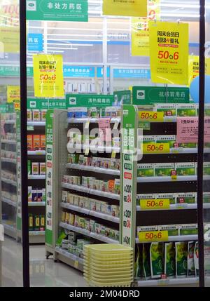 YICHANG, CHINA - 4. DEZEMBER 2022 - Eine Apotheke in Yichang, Provinz Hubei, China, 4. Dezember 2022. Im Zeitraum Januar-September 2022, th Stockfoto