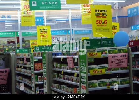 YICHANG, CHINA - 4. DEZEMBER 2022 - Eine Apotheke in Yichang, Provinz Hubei, China, 4. Dezember 2022. Im Zeitraum Januar-September 2022, th Stockfoto