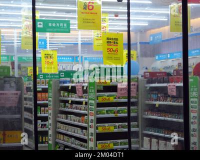 YICHANG, CHINA - 4. DEZEMBER 2022 - Eine Apotheke in Yichang, Provinz Hubei, China, 4. Dezember 2022. Im Zeitraum Januar-September 2022, th Stockfoto