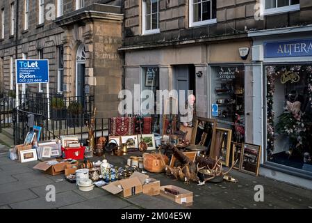 BRIC-A-brac auf dem Bürgersteig vor einem Quadrant Antiques in der Dundas Street in Edinburghs Neustadt. Stockfoto