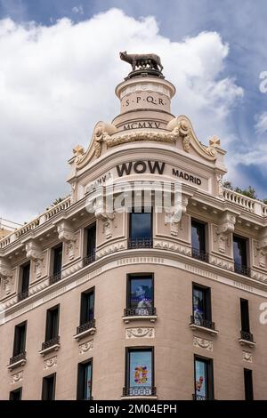 Madrid, Spanien - 20. Juni 2022: Denkmal der Wölfin von Rom auf dem Hotel Roma an der Gran Via in Madrid Stockfoto